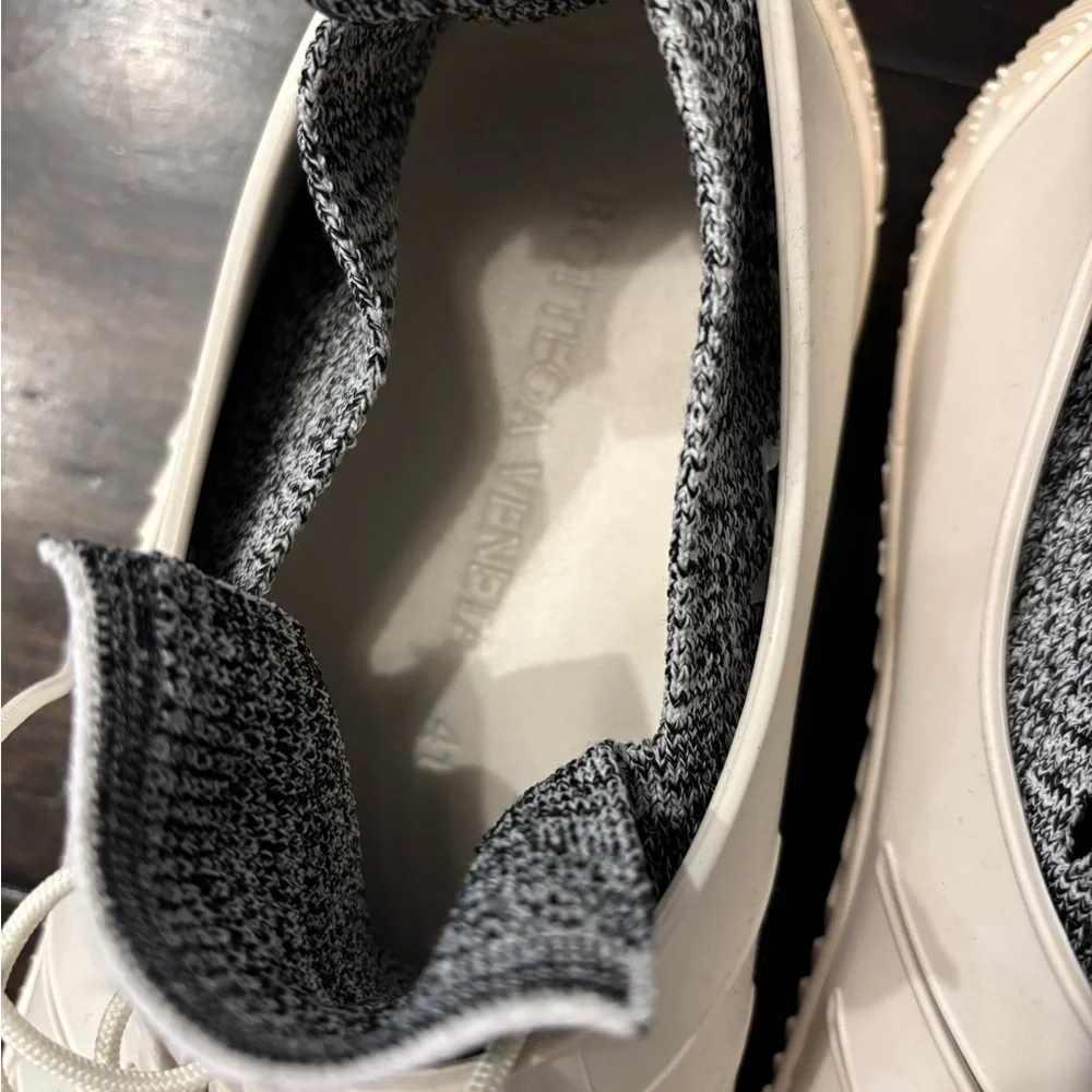 Brand new Bottega Veneta White and Gray Knit-Collar Men's Sneakers - size 41/8